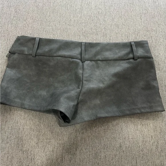 Floerns Stylish Y2K Faux Leather Mini Shorts with Belt - Picture 2 of 5